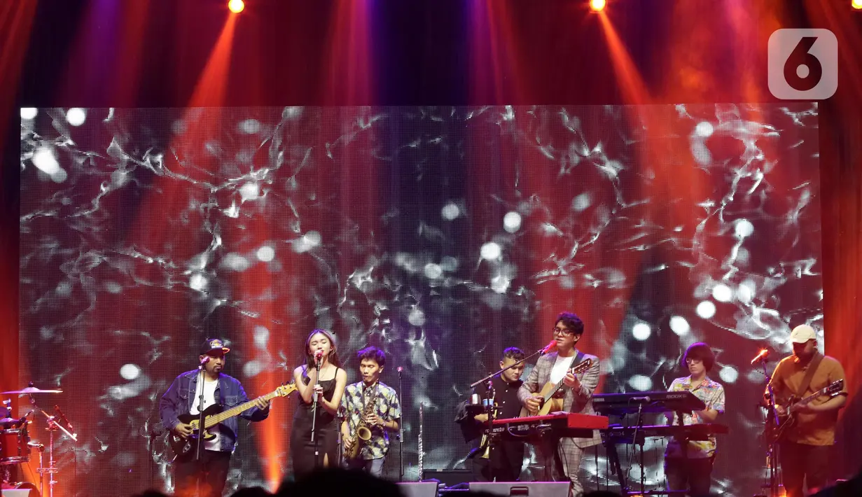 Penyanyi Ardhito Pramono bersama rekannya saat tampil di hari pertama gelaran We The Fest 2022 di GBK Sports Complex Jakarta, Jumat (23/9/2022). Pelantun lagu "Sudah" itu tampil di Another Stage, salah satu panggung We The Fest 2022. (Liputan6.com/Helmi Fithriansyah)