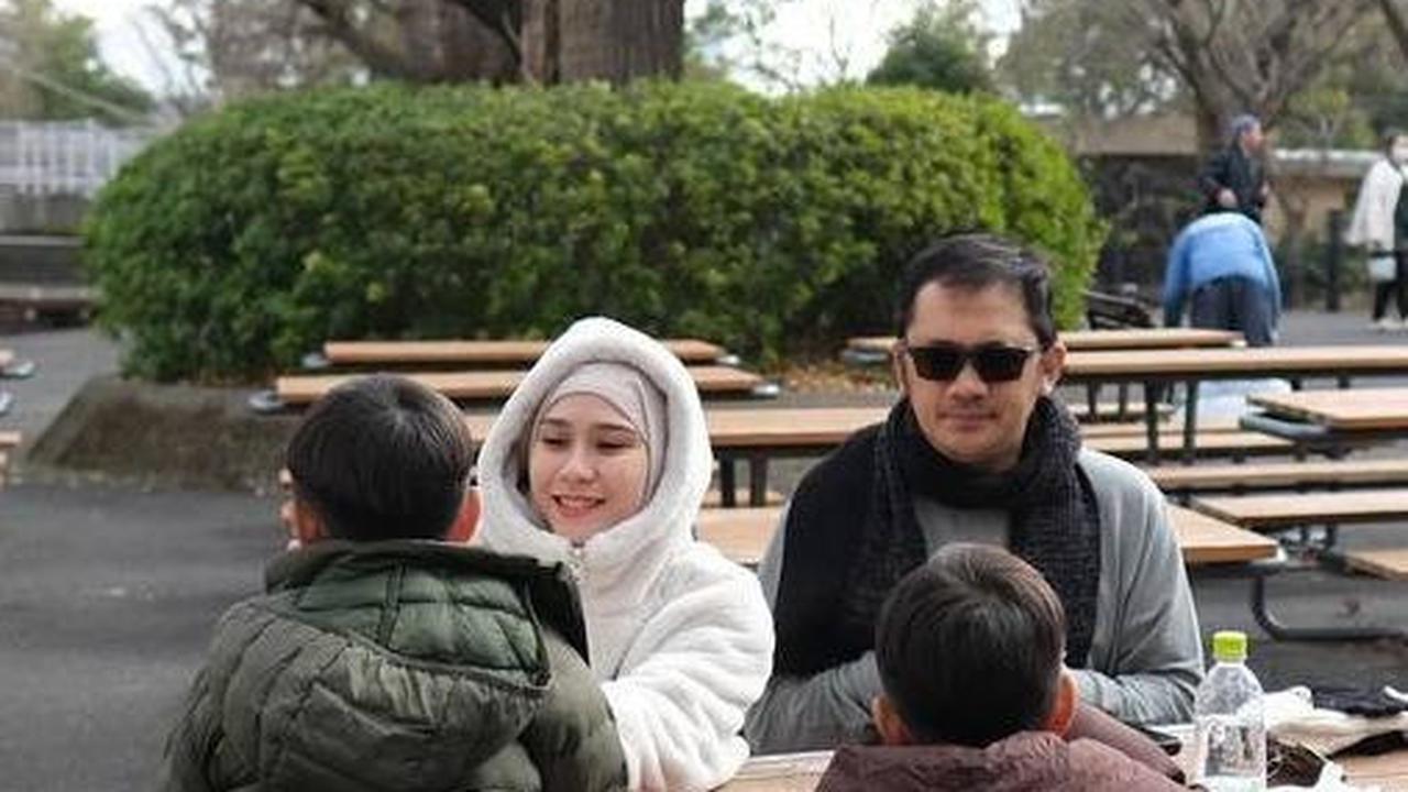 Potret Zaskia Adya Mecca Liburan Bareng Enam Anaknya ke Jepang, Seru tapi Sedih Hanung Bramantyo Harus Pakai Kursi Roda