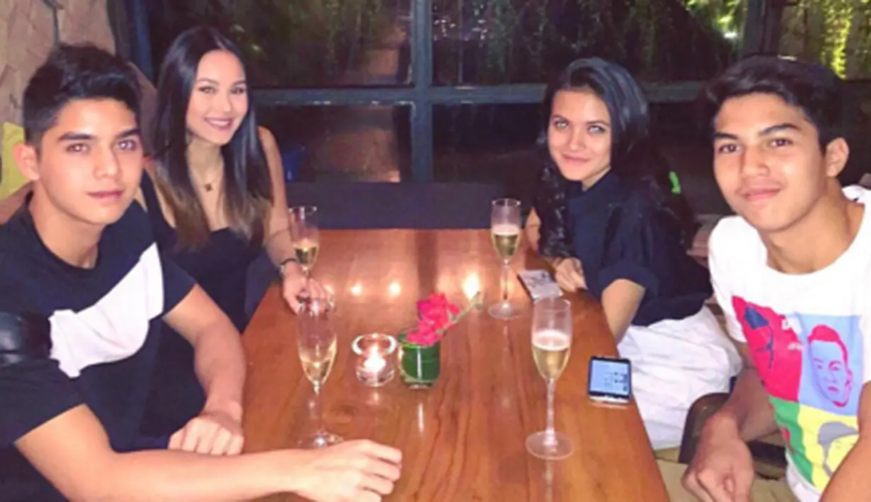 Setelah berbagi momen seru bersama di Bali, DJ tampan ini bersama Alyssa Daguise melakukan dinner romantis di salah satu restoran di kawasan Kemang. Tampak pula El, adik dari Al, dan juga seorang teman mereka.  (via instagram/@alyssadaguise)