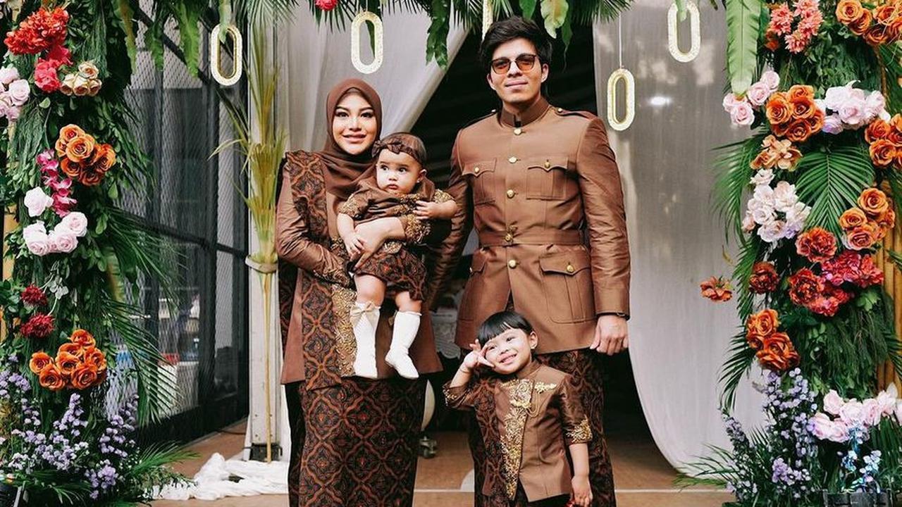 Aurel Hermansyah dan keluarganya terlihat serasi dalam balutan busana bernuansa cokelat. Aurel menampilkan keanggunan dengan hijab yang dipilihnya.<br>