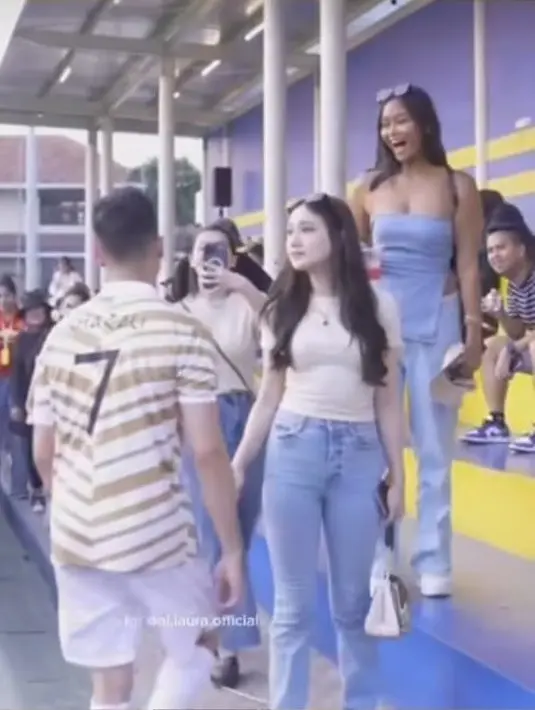 <p>Momen romantis itu disaksikan oleh Aaliyah Massaid. Ia pun langsung tertawa saat melihat kemesraan Al Ghazali dan Laura. [Foto: instagram.com/al.laura.official]</p>