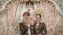 Dan ini perubahan tampilan dari saat pakai bridal robe sampai jadi pengantin Minang modern dengan suntiang. [Foto: Instagram @evalovira]