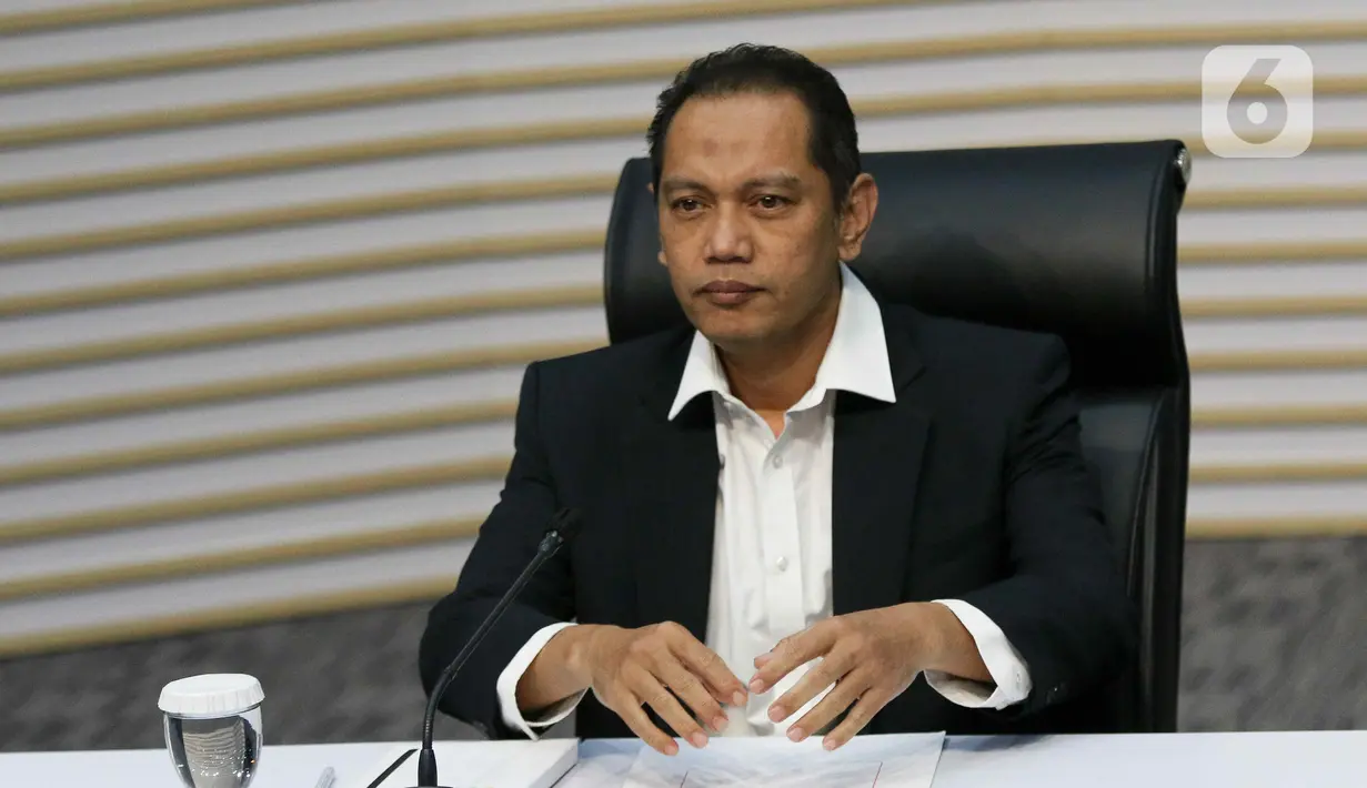 Wakil Ketua KPK Nurul Ghufron memberikan keterangan dalam konferensi pers terkait penahanan tersangka Direktur PT Putra Kharisma Sejahtera Zulfikar Fahmi (atas) di Gedung Merah Putih KPK, Jakarta, Senin (13/11/2023). (Liputan6.com/Herman Zakharia)