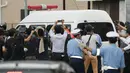 Pelaku pembantaian di sebuah panti penyandang cacat, Satoshi Uematsu saat berada di dalam mobil untuk di bawa ke kejaksaan di kantor polisi Tsukui, Jepang, Rabu (27/7). (AFP PHOTO/Jiji Press)