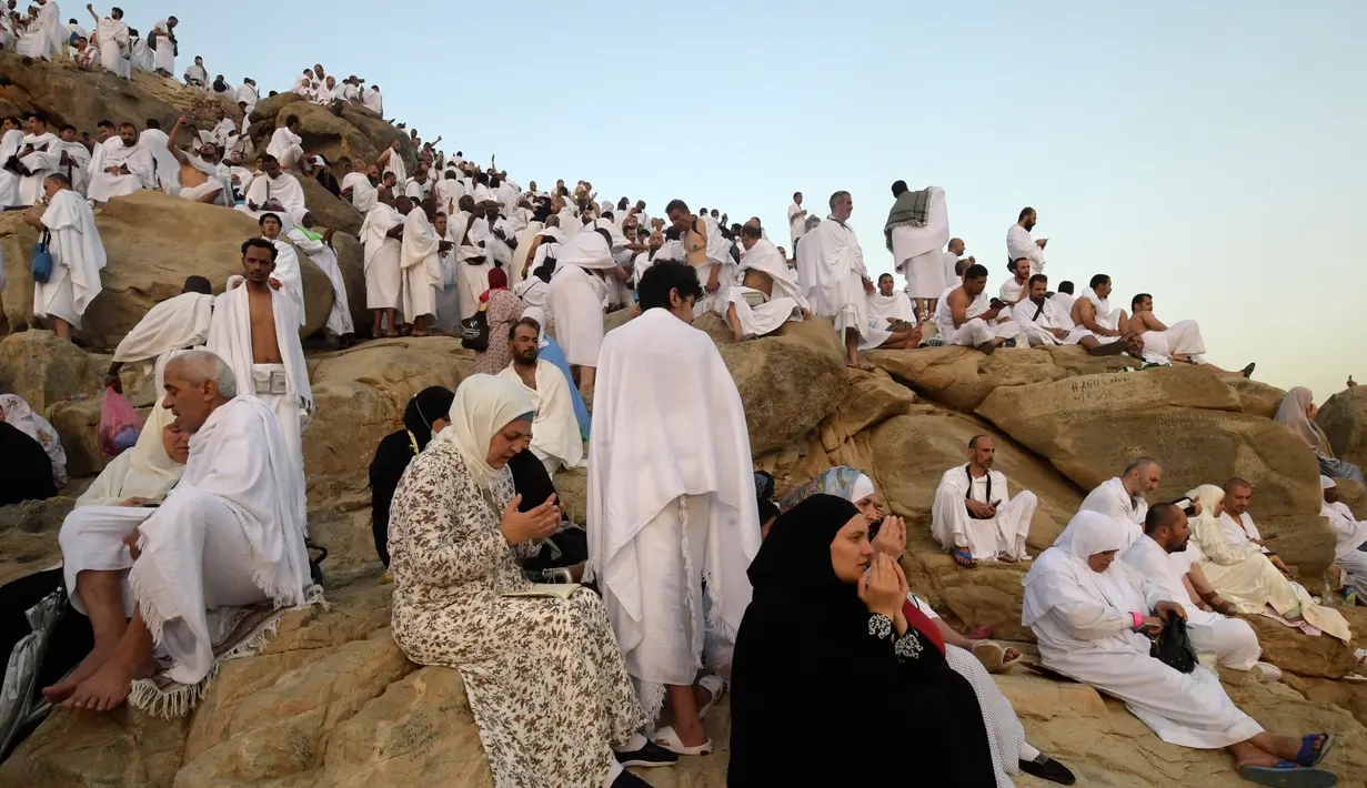Jemaah haji berdoa saat mengunjungi bukit Jabal Rahmah di Padang Arafah, sebelah tenggara kota suci Makkah, Arab Saudi, Sabtu (10/8/2019). Menjelang Wukuf Arafah, Jabal Rahma yang terletak di Padang Arafah banyak dikunjungi peziarah haji. (FETHI BELAID / AFP)