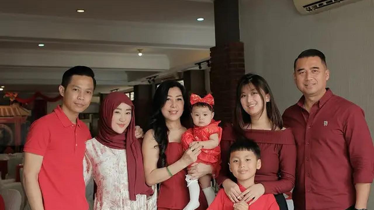 6 Potret Julie Tan Ibunda Larissa Chou Rayakan Imlek, Awet MudaGendongCucu
