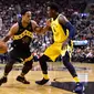 Guard Toronto Raptors DeMar DeRozan (kiri) coba melewati penggawa Indiana Pacers guard Victor Oladipo pada laga NBA di Air Canada Centre, Jumat (6/4/2018) atau Sabtu (7/4/2018) WIB. (Frank Gunn/The Canadian Press via AP)