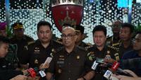 Dirdik Jampidsus Kejagung, Syarief Sulaeman Nahdi mengumumkan bahwa mantan anggota Ombudsman Yeka Hendra Fatika (YHF) menjadi tersangka dalam kasus dugaan perintangan penyidikan (obstruction of justice) perkara korupsi minyak goreng. (Foto: Dok. Kejagung)