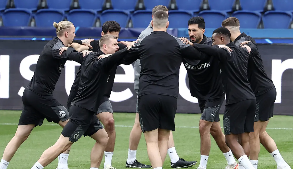 Pemain Borussia Dortmund saat sesi Latihan jelang laga leg dua semi final Liga Champions melawan Paris Saint-Germain (PSG) di Parc des Princes, Paris, Senin (7/5/2024). (AFP/Frank Fife)