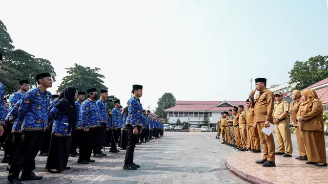 Gubernur Sulteng Anwar Hafid saat memimpin pengambilan sumpah/janji 442 Pegawai Negeri Sipil (PNS) di halaman parkir Kantor Gubernur Sulawesi Tengah, Palu. (Istimewa)