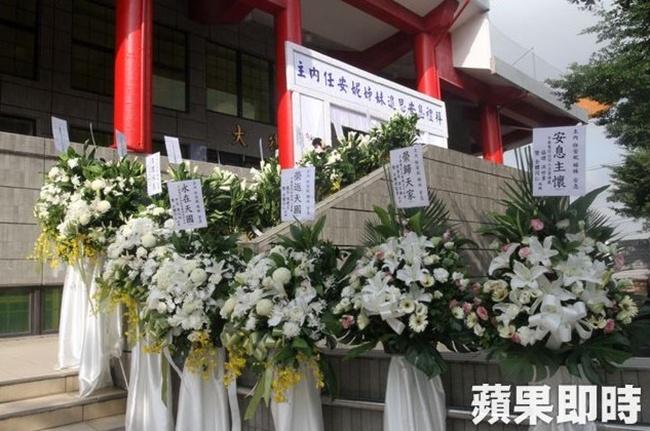 Banyak karangan bunga menghiasi hari pemakaman Ren/copyright worldofbuzz.com