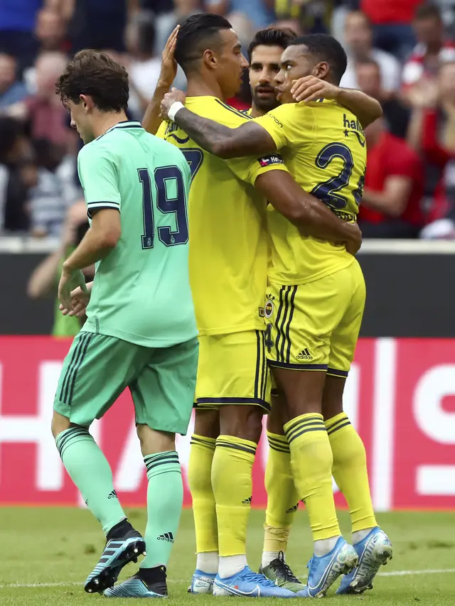 Karim Benzema Hattrick, Real Madrid Taklukkan Fenerbahce