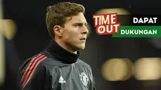 Legenda Manchester United, Ryan Giggs, memberikan dukungan untuk Victor Lindelof.