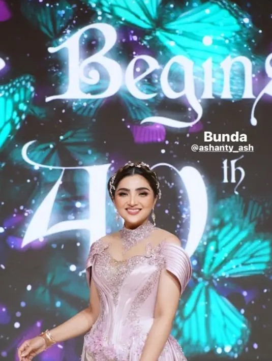 Bisa merayakan momen ulang tahun sesuai keinginnya sejak lama, Ashanty pun selalu tersenyum lebar di hari tersebut. [Instagram/ashanty_ash]