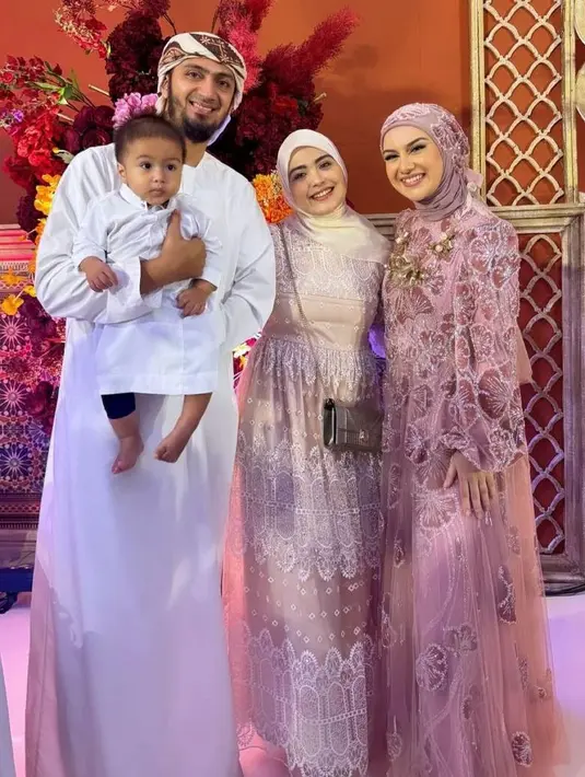 Vebby Palwinta tampil manis dengan padu padan lace dress warna cream yang dipadukan hijab warna ivory. [@vebbypalwinta]