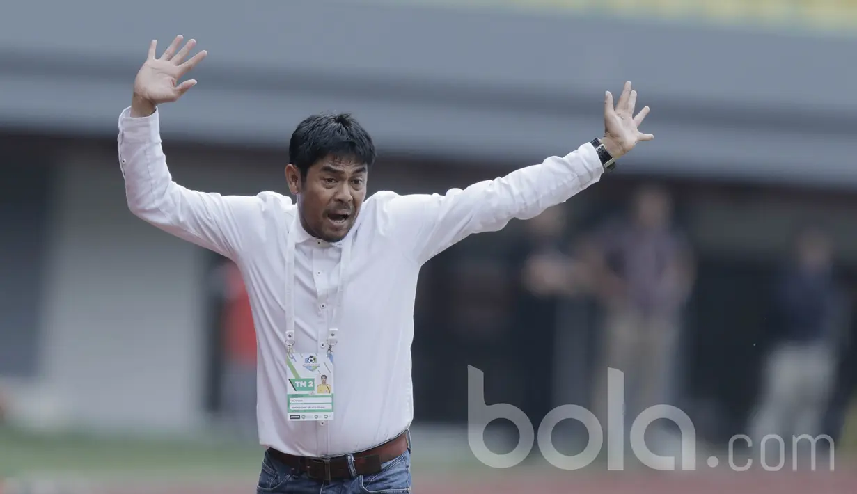 Ekspresi Pelatih Semen Padang, Nil Maizar, saat memberikan arahan kepada anak asuhnya pada laga melawan Semen Padang di Stadion Patriot, Bekasi, Sabtu (20/05/2017). Bhayangkara FC menang 1-0. (Bola.com/M Iqbal Ichsan)