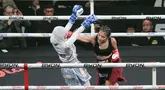 Petarung Winona Karamoy (kanan) melancarkan serangan kepada Dinda Rimby dalam duel Byon Combat Showbiz 8 di Tennis Indoor Senayan, Jakarta, Sabtu (29/8/2026). Winona yang berusia 16 tahun berhasil memenangkan pertarungan empat ronde dalam debut profesionalnya. (KLY/Budy Santoso)