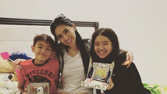 Jadi Single Mom, Ini 6 Potret Seleb Cantik saat Mengasuh Anak