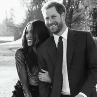 Foto hitam putih Pangeran Harry dan tunangannya aktris AS Meghan Markle saat berpose di Frogmore House di Windsor (21/12). Foto pertunangan ini dirilis oleh Kensington Palace dan diabadikan oleh fotografer Alexi Lubomirski. (AFP Photo/Alexi Lubomirski)