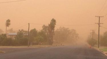 Kabut oranye tiba-tiba menyelimuti kota Chareville di Australia usai badai debu menerjang