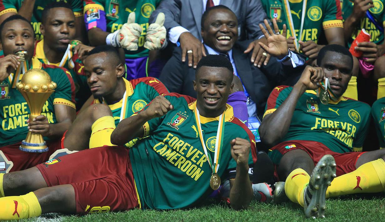 Striker Kamerun, Benjamin Moukandjo, bersama rekan-rekannya merayakan keberhasilan menjadi raja Afrika usai membungkam Mesir 2-1. (EPA/Gavin Barker)