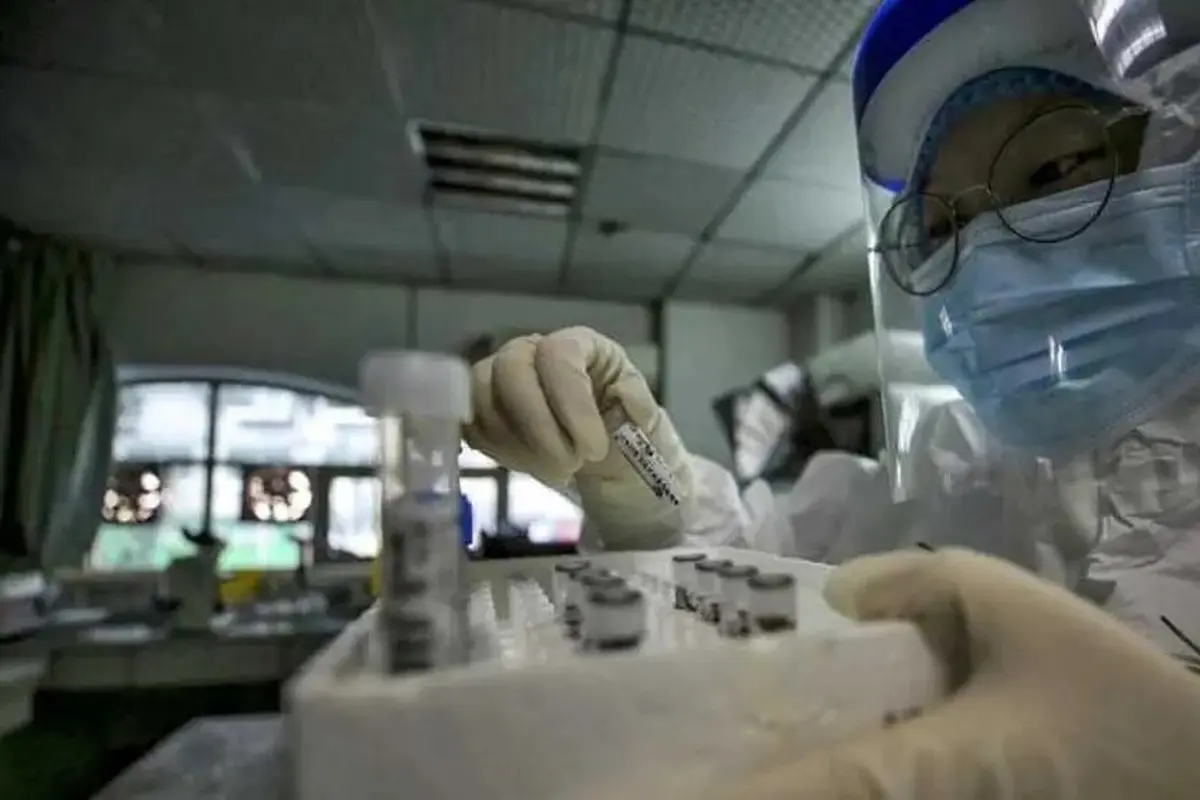 File foto yang diambil pada 10 Maret 2020 menunjukkan seorang anggota staf medis memegang sampel dari pasien yang terinfeksi oleh Virus Corona baru sebelum tes asam nukleat di Rumah Sakit Palang Merah di Wuhan di provinsi Hubei tengah China.
