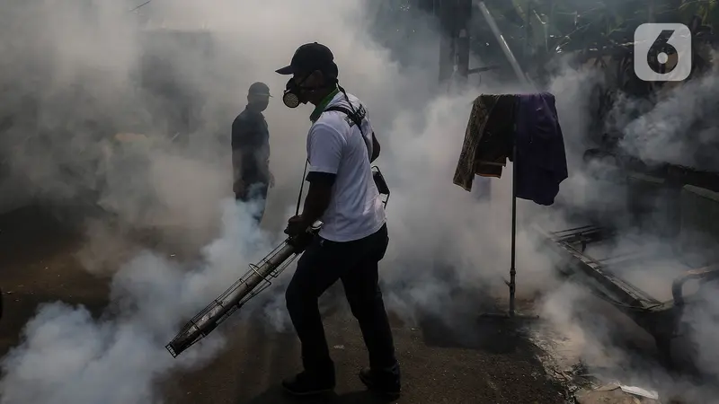 Fogging Cegah DBD saat Pandemi COVID-19 di Kawasan Kebayoran Lama