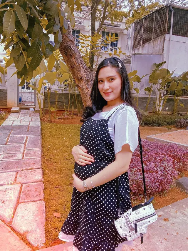 Melahirkan Anak Pertama, Ini 6 Potret Perjalanan Kehamilan Angbeen Rishi