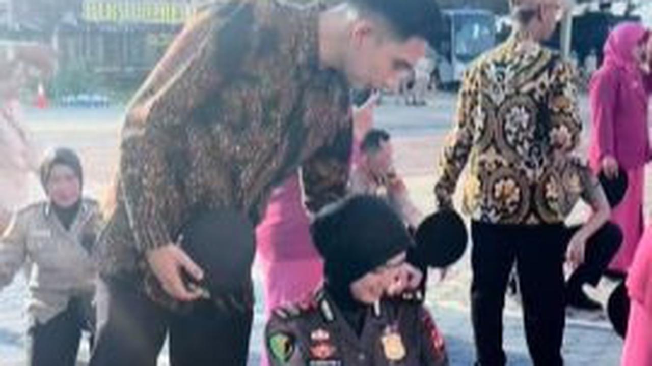 <b>Pasangkan Pangkat & Siram Air Kembang ke Istri</b>