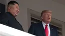 Ekspresi Presiden AS Donald Trump (kanan) dan Pemimpin Korea Utara Kim Jong-un saat tampil di balkon Hotel Capella, Pulau Sentosa, Singapura, Selasa (12/6). Trump dan Kim optimis bahwa KTT akan sukses. (SAUL LOEB/AFP)
