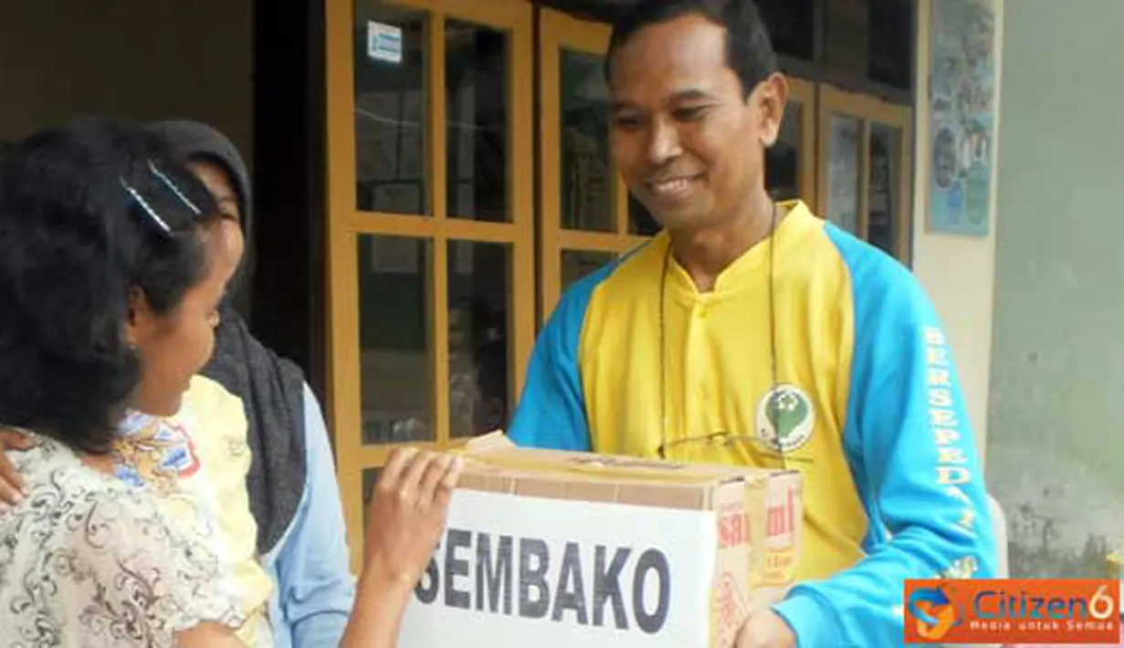 Citizen6, Lumajang: Anggota club gemes memberikan sembako pada warga Desa Bagu. (Pengirim: Susi)