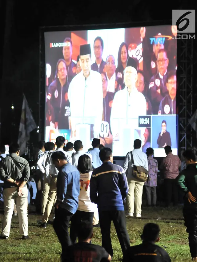 Serunya Nobar Debat Pilpres 2019 dengan Layar Tancap