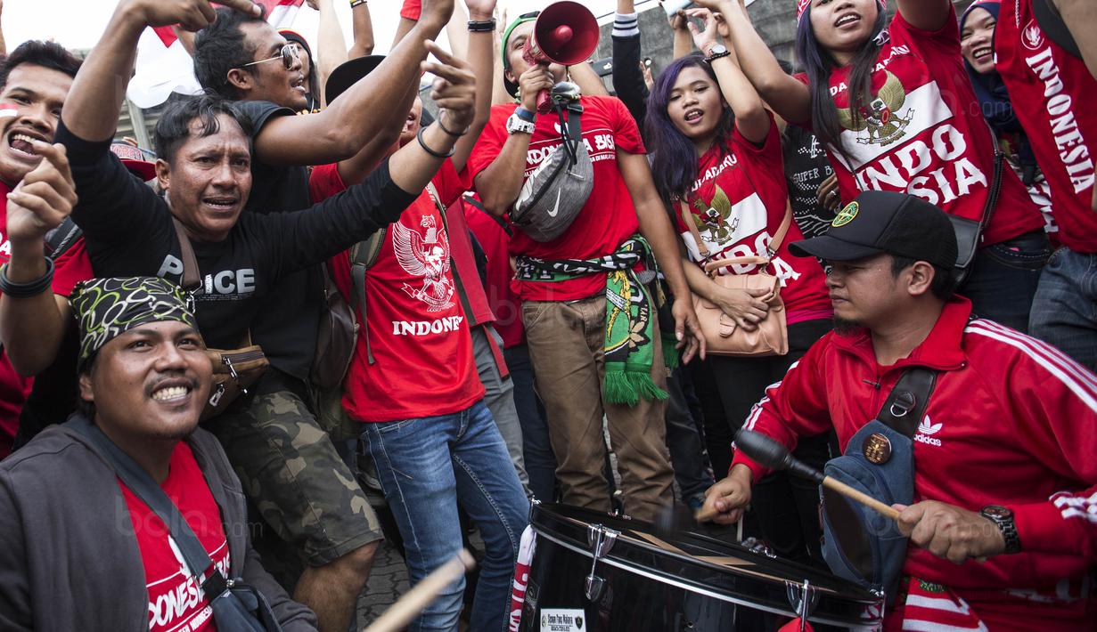 Suporter Indonesia bernyanyi bersama sebelum menyaksikan laga melawan Malaysia di Stadion Shah Alam, Selangor, Sabtu, (26/8/2017). Indonesia akan menghadapi Malaysia pada laga semifinal sepak bola SEA Games 2017. (Bola.com/Vitalis Yogi Trisna)