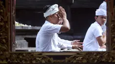 Seorang pria Hindu melakukan persembahyangan Hari Raya Galungan di sebuah pura di Jimbaran, Bali, Rabu (5/4). Galungan dirayakan oleh umat hindu di Bali sebagai hari kemenangan Dharma (Kebaikan) melawan Adharma (Keburukan). (AP Photo/Firdia Lisnawati)