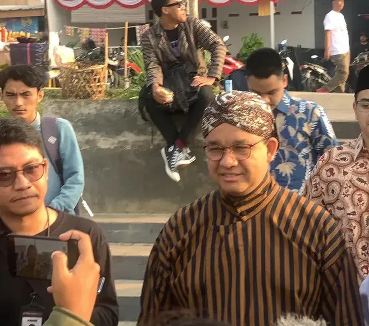 Anies melanjutkan, UU ITE perlu dikoreksi supaya masyarakat diberikan ruang kebebasan untuk berpendapat.
