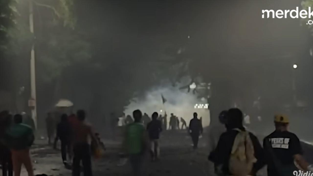 VIDEO: Situasi Mencekam di Kwitang, Petasan Massa Dibalas Aparat dengan Tembakan Gas Air Mata
