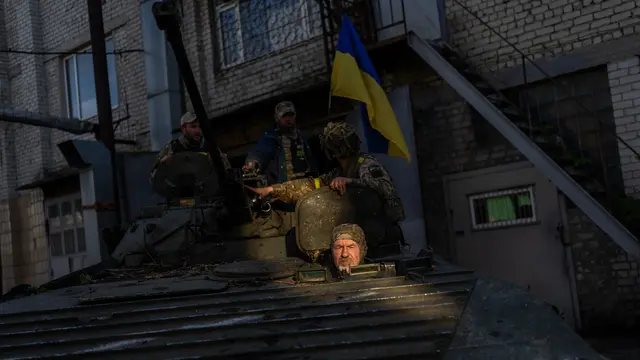 Militer Ukraina Perbaiki Kendaraan Tempur Rusia untuk Digunakan Kembali