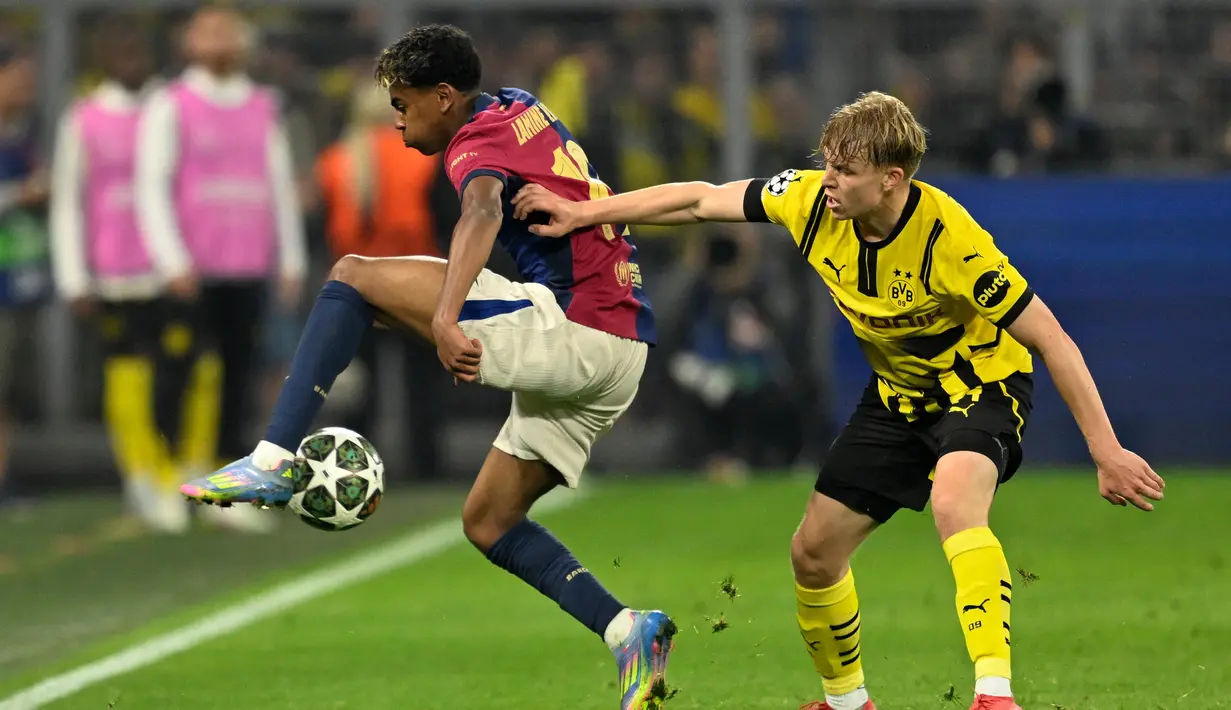 Laga kedua tim berlangsung ketat dan sengit. Begitu pertandingan dimulai, Borussia Dortmund tampil percaya diri untuk mengejar defisit gol saat laga leg pertama perempat final Liga Champions 2024/2025. (INA FASSBENDER/AFP)