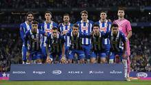 Para pemain Espanyol berpose sebelum laga melawan barcelona di lanjutan La Liga 2024-2025 pada 15 Mei 2025. (AP Photo/Jose Breton)