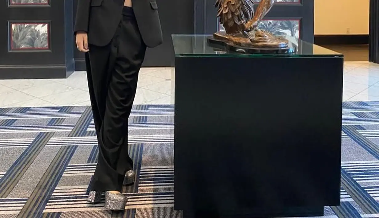 Menjelma menjadi cewek mamba, Emily Carey mengenakan bustier hitam dan set blazer dari Christopher Esber. (instagram/theemilycarey)