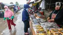 Pedagang melayani warga yang membeli kebutuhan pangan di Pasar Lembang, Tangerang, Banten, Selasa (4/5/2021). Kepala Badan Ketahanan Pangan Kementerian Pertanian memastikan pasokan pangan cukup sepanjang Ramadhan dan Idul Fitri. (Liputan6.com/Angga Yuniar)