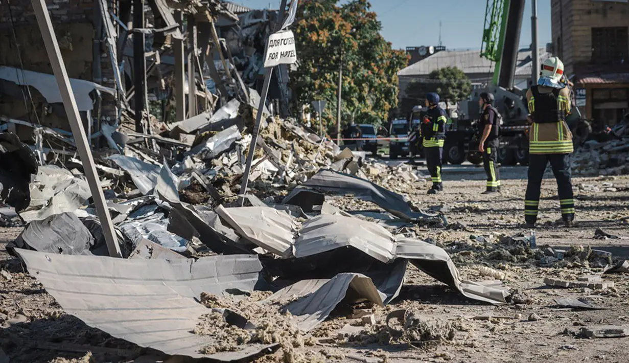 Korban tewas akibat serangan rudal Rusia yang menghantam blok apartemen dan bangunan lain di Ukraina telah meningkat menjadi tujuh orang, dengan 67 lainnya dikabarkan terluka. (Ukrainian Emergency Service via AP Photo)