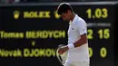 Petenis Serbia, Novak Djokovic berjalan di lapangan pada babak perempatfinal Wimbledon 2017 saat bertemu petenis Ceko, Tomas Berdych, Rabu (12/7). Djokovic harus menyerah dari Berdych saat pertandingan memasuki set kedua. (Gareth Fuller/PA via AP)