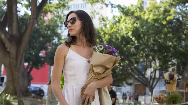 wanita november membawa bunga