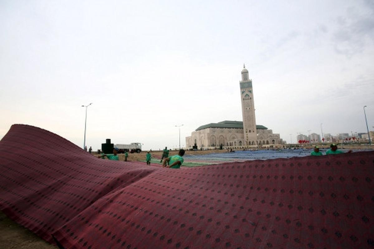 Kekhusyukan muslim Maroko mencari keberkahan malam Lailatul Qadar