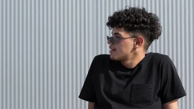 Ilustrasi Model Rambut Pria Ikal Pendek Rapi (credit: freepik.com)