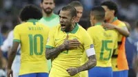 Bek Brasil, Dani Alves, melakukan selebrasi usai menaklukkan Argentina pada laga Copa America 2019 di Stadion Mineirao,  Rabu (3/7). Brasil menang 2-0 atas Argentina. (AP/Victor R. Caivano)