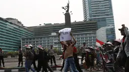 Massa dari berbagai elemen berjalan kaki menuju gedung DPR, melintasi Bundaran Hotel Indonesia (HI), Jakarta, Selasa (25/9/2019). Sambil membawa berbagai poster, mereka bergerak ke DPR untuk berunjuk rasa menolak sejumlah revisi dan rancangan UU yang menuai polemik. (Liputan6.com/Angga Yuniar)