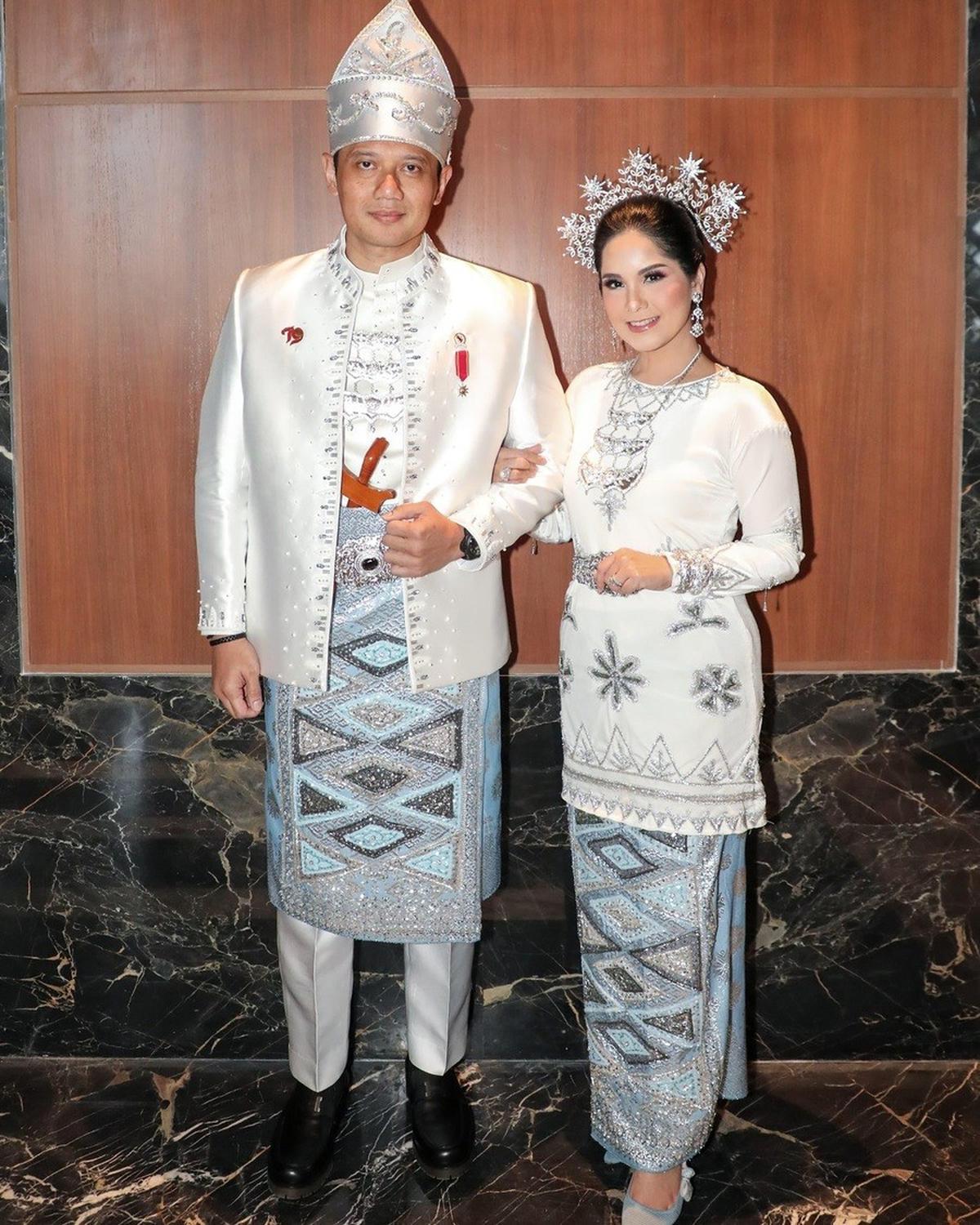 "Akan susah dalam satu rumah tangga kalau dua-duanya akan sukses. Jadi saya memutuskan, saya memilih untuk mendukung suami saya, beliau yang sukses," lanjutnya.