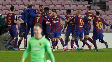 Bek Barcelona, Gerard Pique (tengah belakang) melakukan selebrasi dengan rekan-rekannya usai mencetak gol ke gawang Sevilla pada pertandingan leg kedua babak semifinal Copa del Rey di stadion Camp Nou di Barcelona, Spanyol, Kamis (4/3/2021). Barcelona menang telak atas Sevilla 3-0. (AP Photo/Joan Mo